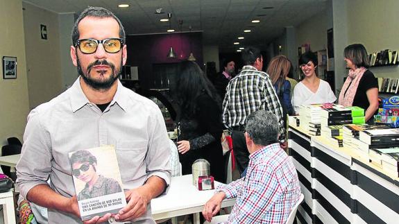 Sergio Galarza posa con su libro en la librería Ateneo, antes de la presentación.