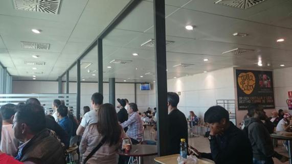 Espera de viajeros de Vueling en la cafetería de Villanubla. 
