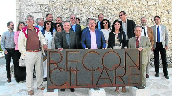 El delegado de la Junta, en el centro, junto al comisario de Las Edades y los distintos jefes de Servicio que integran la Comisión Territorial de Coordinación, tras la visita a la exposición. 