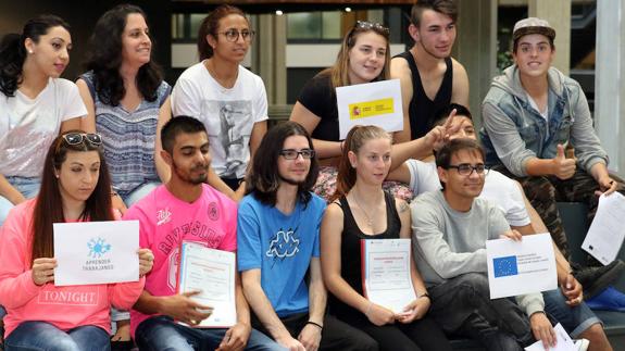 Un grupo de jóvenes asistentes a la Feria de Empleo y Empresa de Segovia.