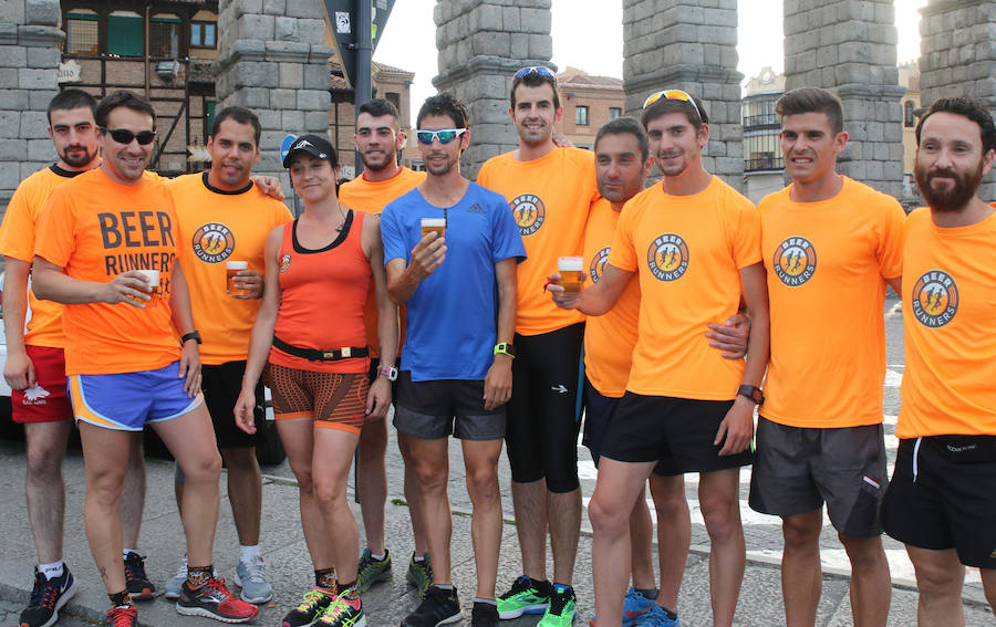 El grupo ‘Beer Runners Segovia’, ayer junto a Javi Guerra.