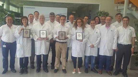 El equipo directivo de Plastic Omnium Arévalo posa con los cuatro trofeos.