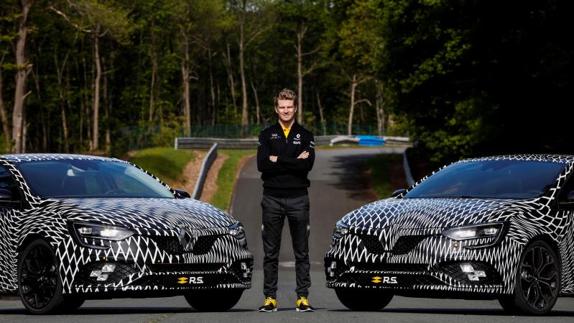 Nico Hülkenberg junto a dos modelos del nuevo Mégane R. S. fabricados en Palencia. 