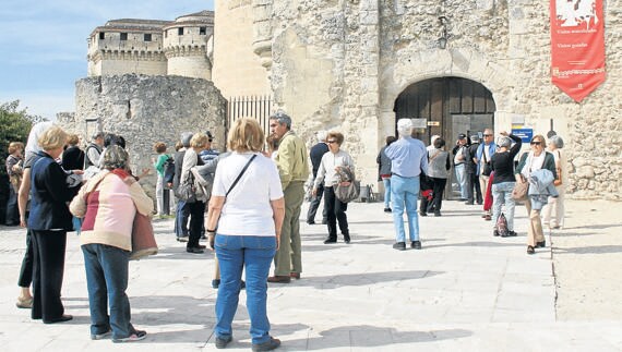 Grupos de turistas en la entrada principal del castillo de Cuéllar. Mónica Rico