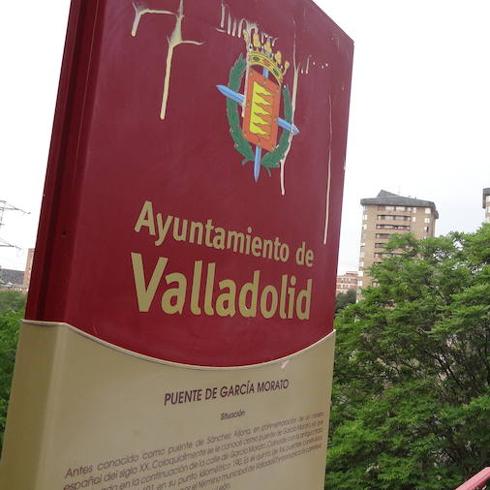 La placa, recién limpiada, del puente de Adolfo Suárez. 