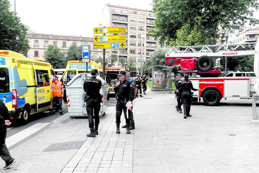Intervención de los bomberos y del servicio de Emergencias, en la plaza de España. 