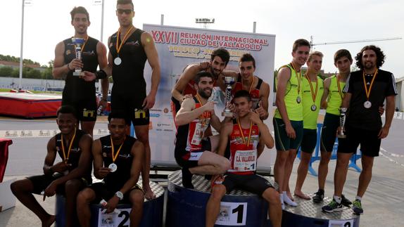 Los relevistas del CAV, en el primer puesto del podio en los 4x100. El Norte