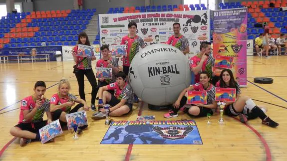 Los componentes del Kin Ball Valladolid, posan con el balón. 