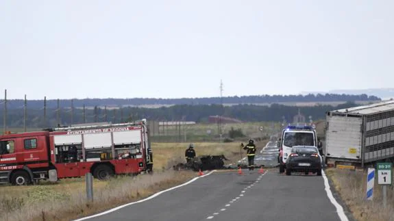 Fallece un conductor al arder su coche tras chocar con un camión en Tabanera La Luenga