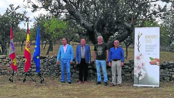 Los presidentes de los grupos, el alcalde de La Fregeneda y el diputado de Agricultura. 