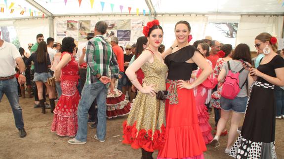 Mujeres vestidas de flamencas, en el interior de la caseta. 
