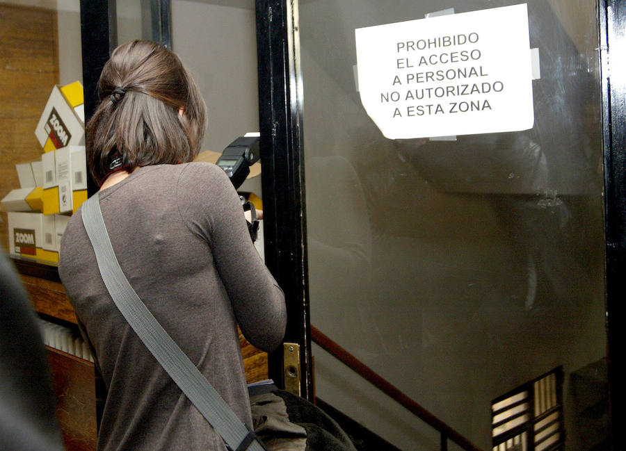 Una fotógrafa trata de hacer una foto en el interior de los juzgados de Segovia.