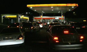 Colas de coches en la gasolinera de Parquesol. / R. G.