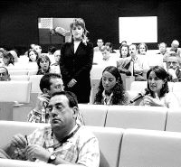 Una de las asistentes plantea una pregunta durante la sesión de ayer. / LUIS CALLEJA