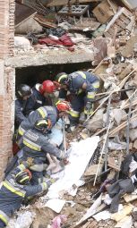 Al menos 7 muertos y 6 desaparecidos en una explosión de gas en un inmueble