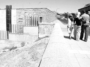 Edificio que albergará las dependencias del consultorio médico Segovia III, situado entre Vía Roma y la calle Los Novillos. / ROSA BLANCO
