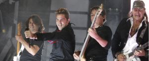 David Bisbal, en el escenario de la plaza de toros, acompañado por tres de los diez músicos que componen su banda. / GABRIEL VILLAMIL