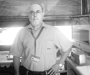 Alberto Aguado, en su cabina de control. / EL NORTE
