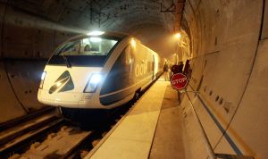 El tren que Adif utilizó ayer como prueba, a su paso por uno de los túneles de Guadarrama, que ya están terminados. / ANTONIO DE TORRE