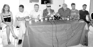 Lola Manzanares, Román Calleja, José Luis Pellicena, Concha Cuetos, Juanjo Seoane, Iván Gisbert y Guillermo Muñoz, de izquierda a derecha, ayer, en el teatro Principal de Palencia, durante la presentación de la obra. / MERCHE DE LA FUENTE