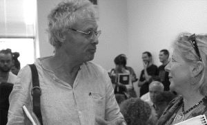 El escritor Chris Stewart habla con la codirectora del Hay Festival en Gales, Lindy Cooke. / A. TANARRO
