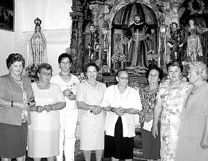 Varias vecinas explican las obras que se realizaron en el templo. / S. S.