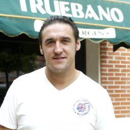 Santos, en la puerta de su bar. / CRISTINA R. VECINO