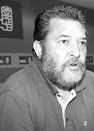 David Rubio, alcalde de El Espinar y, a la derecha, Francisco Jorge, portavoz del PP. / DE TORRE / EL NORTE