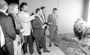 Guillermo Palomero explica la exposición a la diputada de Cultura, María José García Ramos, en presencia del presidente de la Diputación de Palencia, Enrique Martín, tercero por la derecha. / J. RUIZ