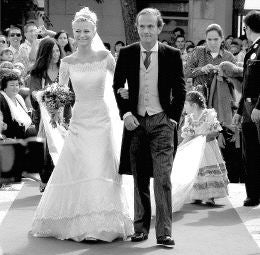 La novia, Tita Astolfi, del brazo de su padre, Juan Astolfi Pérez de Guzmán. / JOSÉ REDONDO