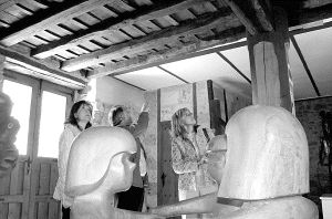 El presidente de Muriel muestra ayer a las diputadas Infante y Ortega las huellas de la carcoma, en el museo de Ursi de Aguilar de Campoo. / NURIA ESTALAYO