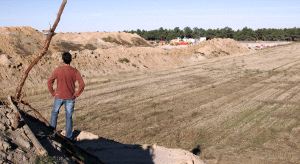 Estado de las obras de la urbanización La Favera que se está construyendo en Villanueva de Gómez. / FOTOS: RAÚL SANCHIDRIÁN