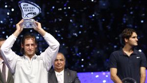 David Nalbandián levanta el trofeo del Masters Series con Roger Federer en segundo plano. / DANIEL SASTRE-AP PHOTO