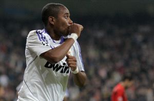 Robinho se mete el dedo en la boca para celebrar su segundo gol al Olimpiacos. / VÍCTOR FRAILE-REUTERS
