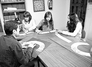 José Luis Pablos enseña algunos trucos a un grupo de jóvenes, en el curso de magia. / LUIS SALDAÑA