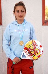 Eva Vergara posa con su medalla lograda en el Mundial júnior y una raqueta. / RICARDO OTAZO