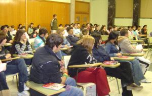 Alumnos del instituto durante la jornada celebrada en Peñafiel. / R. R.