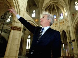 El escritor británico, en una visita a la catedral de Santa María de Vitoria. / MANUEL REGUERIA-EFE