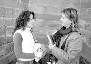 Sonia Gómez, a la izquierda, junto a Reyes Cideres comentan los proyectos futuros. / NURIA ESTALAYO