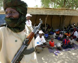 Un soldado chadiano custodia a los niños en un orfanato de Abéché. / KARIM SAHIB-AFP
