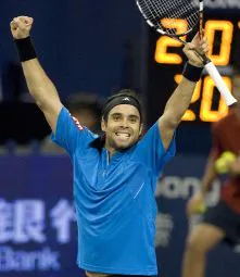 Fernando González celebra el triunfo ante Federer. / DIEGO AZUBEL-EFE