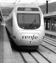 Un tren de alta velocidad llega a la estación de Segovia. / A. DE TORRE