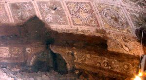 Fotografías en la que se observa la excavación de una cueva que ha sido identificada como el Lupercale, lugar donde Rómulo y Remo se amamantaron de una loba. / EFE