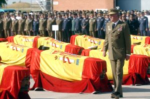 El Rey pasa ante los féretros de los militares fallecidos en el accidente del 'Yak-42' en la base de Torrejón, el 28 de mayo del 2003. / P. W.-AP