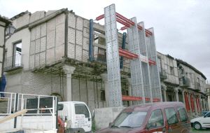 Las obras del edificio que acogerá el centro cultural de la localidad abulense de Arévalo. / F. G. MURIEL