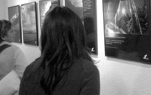 Dos mujeres observan ayer la exposición del Ceneam de Valsaín sobre cambio climático. / A. DE TORRE