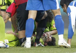 Descarga es atendido por jugadores del Levante y del Getafe tras caer fulminado al césped. / GUILLÉN-EFE