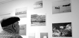 Un visitante contempla las fotografías expuestas en la residencia Tercera Actividad. / EL NORTE
