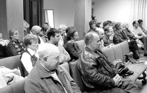 Un grupo de vecinos asisten al pleno celebrado en el Ayuntamiento de Aguilar. / N. ESTALAYO