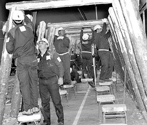 Los mineros participan ayer en el concurso. / JESÚS DEL BLANCO